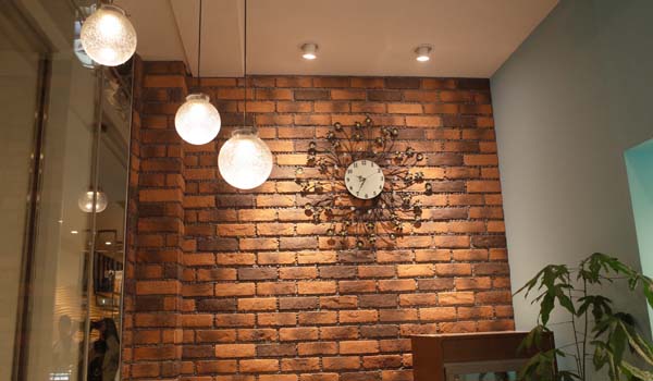 スタイリッシュでピカピカの店内