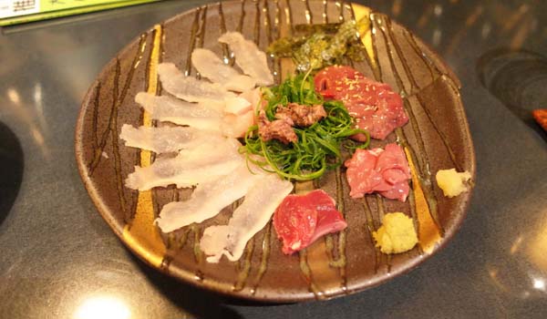 鳥刺しの盛合せ/880円