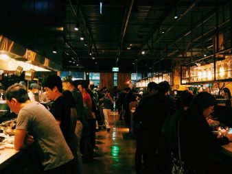 なぜ、あのお店は食中毒を起こした後に売上アップしたのか？