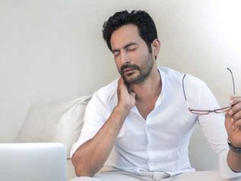 凝った首をもんでも改善しない？仕事のやる気まで下がる理由