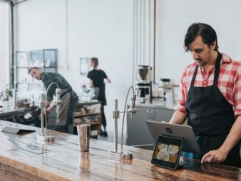 【成功店に学ぶ最新経営術】飲食店でIoT技術を活かす方法