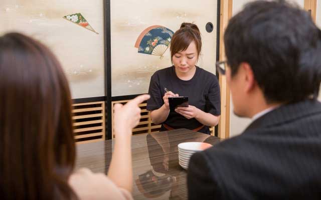「お客様は神様です」の正しい意味と由来とは？クレーマー客への対応を学ぶ