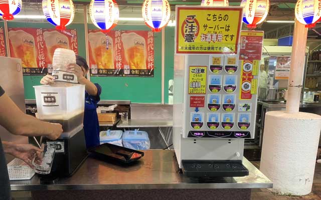 ソフトドリンクは完全セルフのドリンクバー。