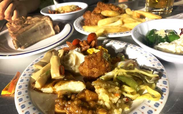 お皿いっぱいに料理を詰め込んでみた。