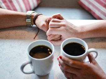 【カフェvs居酒屋】出会いが多いバイト徹底比較！モテるのはどっち？