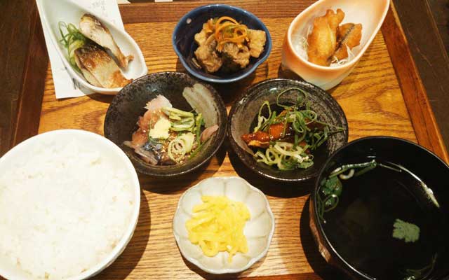 実食!阪急・梅田駅前でグルメライターが選ぶ人気ランチ8選