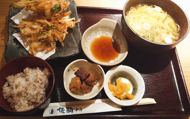実食!阪急・梅田駅前でグルメライターが選ぶ人気ランチ8選