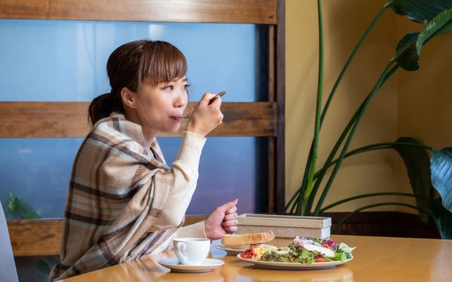 ひとりの時間を楽しもう！自由気ままに食べ飲み歩くお一人様の美学