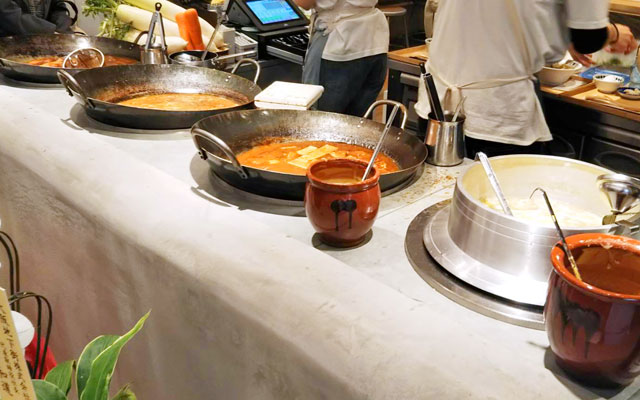 野外ロックフェスの屋台で食べるような楽しさ