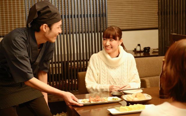 【神対応の接客力アップ講座】飲食店でマニュアル化したい4つの方法を伝授