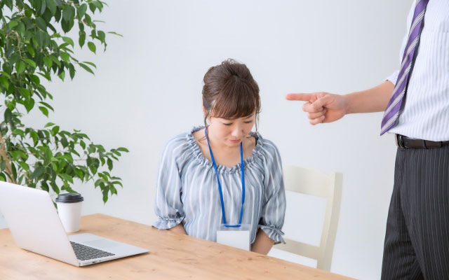 髪色を注意されたらクビになるのか?