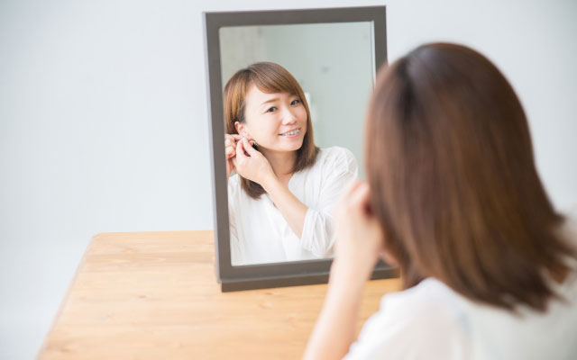 バイト中に軟骨ピアスはOK？外すさずに仕事をする5つの隠し方を公開