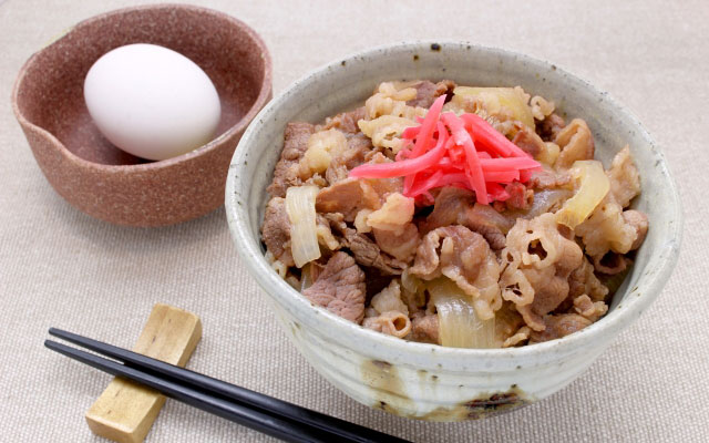 牛丼チェーンではルール自由でも黒髪多め