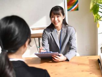 バイト面接の「逆質問」対策｜3ステップで正しい答え方を解説
