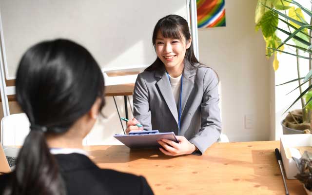 バイト面接の「逆質問」対策｜3ステップで正しい答え方を解説