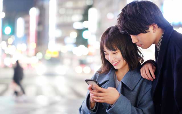 バイト先で付き合ってることがバレると気まずい