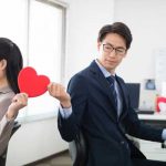 【職場恋愛のきっかけ30選】男性・女性に聞いた！リアルな「社内恋愛」事情