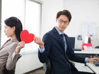 【職場恋愛のきっかけ30選】男性・女性に聞いた！リアルな「社内恋愛」事情