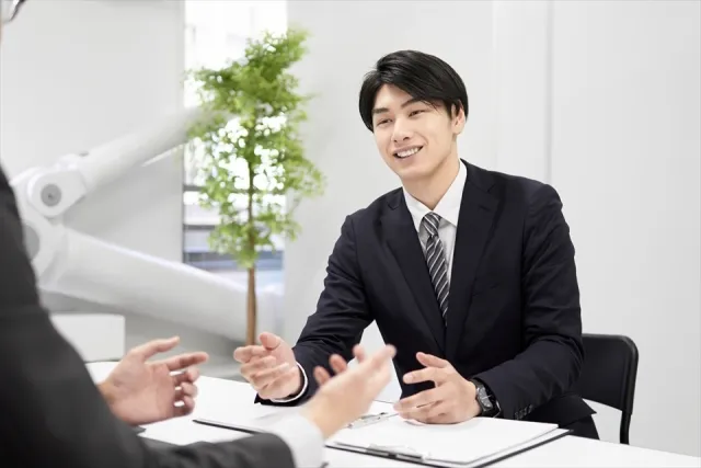 孤立しても好かれるのは「仕事ができる人」or「ちょっと変な人」