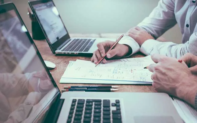 人間関係が疲れる職場、転職する?しない?