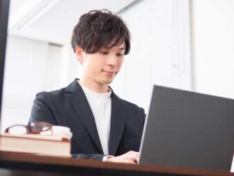 年収300万～400万の楽な仕事を公開！人生の幸せ度を上げる仕事探し術