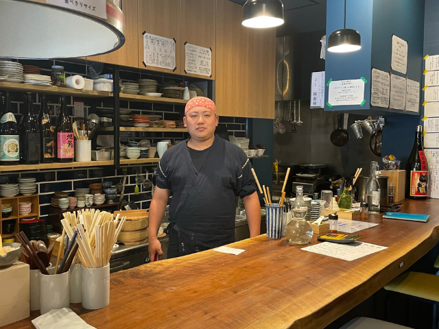 若者が料理をつくるための店。セルフ＆塩対応の立ち飲み店「こうふく屋」の挑戦｜福島こうふく屋